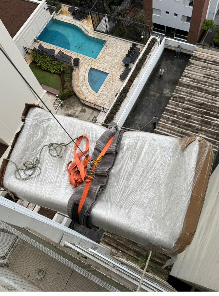 Içamento de móvel de grande porte visto de cima, prédio residencial em São Paulo