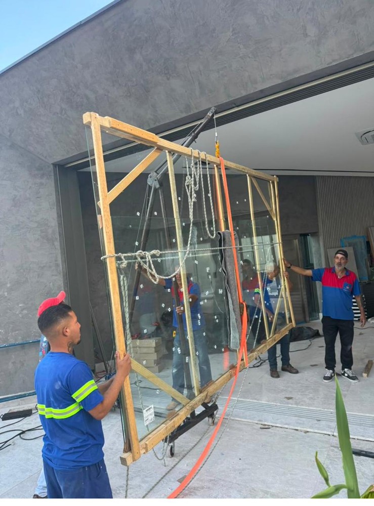 Içamento de vidro grande por fachada em São Paulo com estrutura de apoio