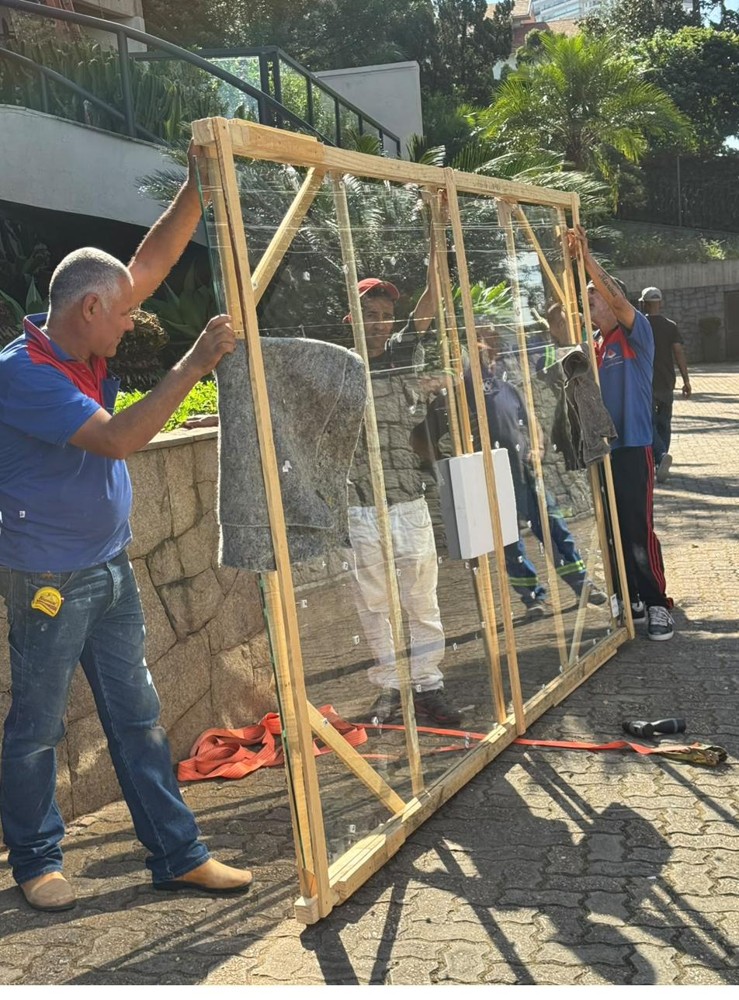 Içamento de vidro em cavalete por equipe em São Paulo
